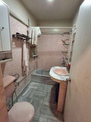 Bathroom in 2 BHK Builder Floor at Doon Callisto, Nehrugram – for Rent