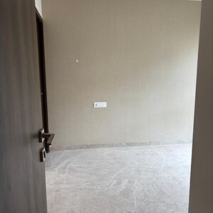 Room in 1 BHK Apartment at Hiranandani Regent Hill, Sainath Nagar – for Rent