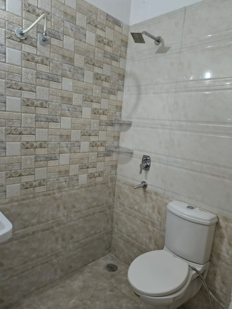 Bathroom, pir machalla 3 Bedroom 1000 Sq.Ft. Builder Floor In Pir Machalla Zirakpur 9214635
