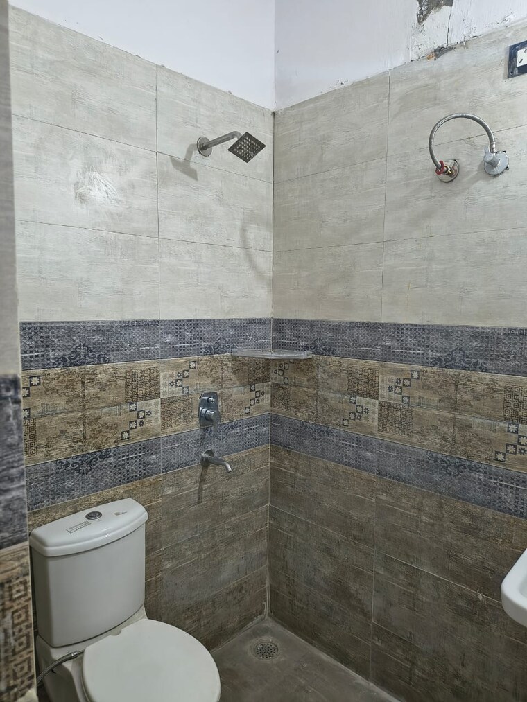 Bathroom, pir machalla 3 Bedroom 1000 Sq.Ft. Builder Floor In Pir Machalla Zirakpur 9214635