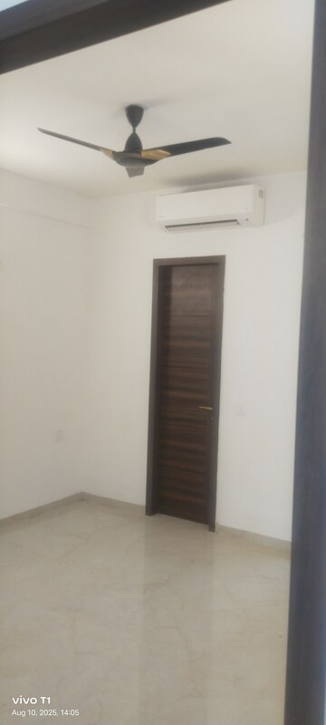 Room in 3 BHK Builder Floor at Smart World Orchard, Sector 61 – for Rent
