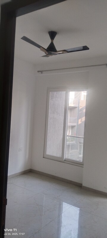 Room in 3 BHK Builder Floor at Smart World Orchard, Sector 61 – for Rent