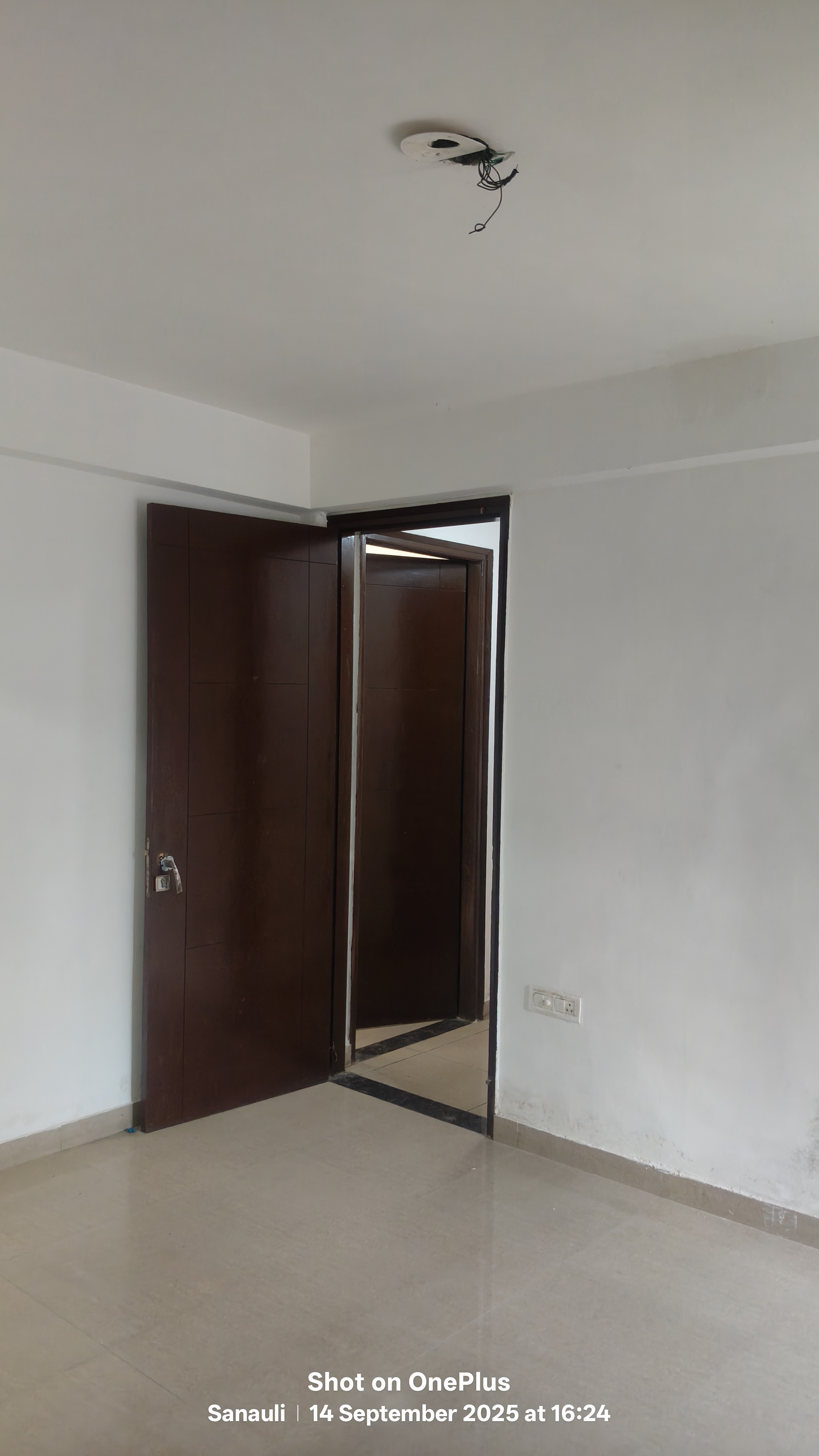 3.5 BHK + Extra Room Apartment For Sale in Dhakoli