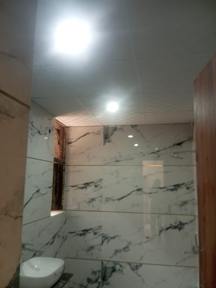 Bathroom, vaishali sector 5 3 Bedroom 1300 Sq.Ft. Builder Floor In Vaishali Sector 5 Ghaziabad 9215144
