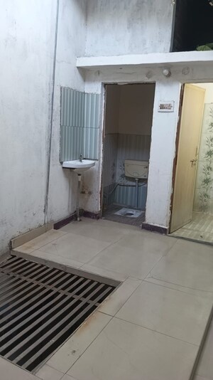 Attached Bathroom in 2 BHK Apartment at Avadh Vihar Yojna – for Rent
