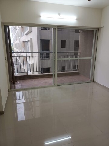 Room in 1 BHK Apartment at Mantra 29 Gold Coast Phase 3, Tingre Nagar – for Rent