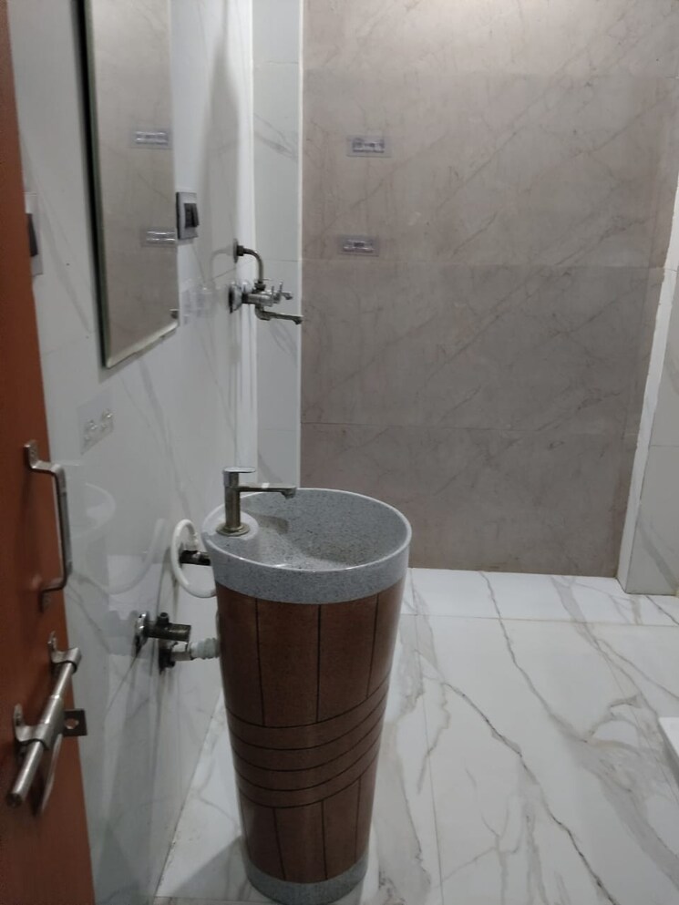 Bathroom, sector 100 3 Bedroom 250 Sq.Mt. Independent House In Sector 100 Noida 9215217