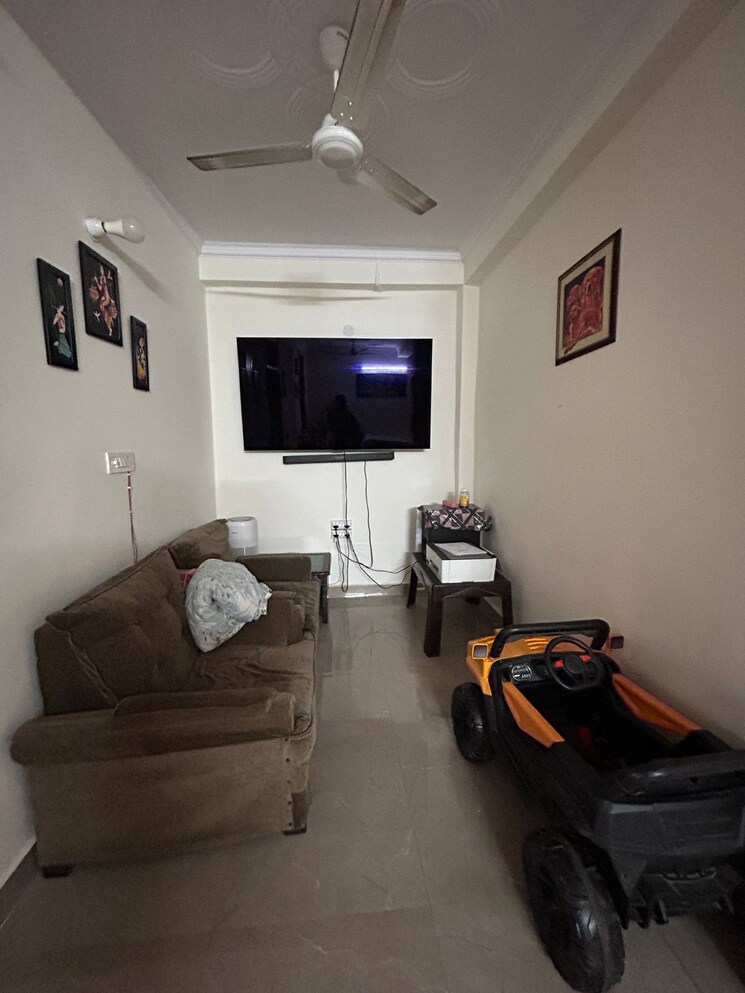 Hall, chattarpur 2 Bedroom 900 Sq.Ft. Builder Floor In Chattarpur Delhi 9215233