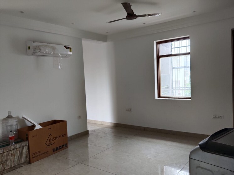 Room, sector 108 6+ Bedroom 450 Sq.Mt. Independent House In Sector 108 Noida 9215239