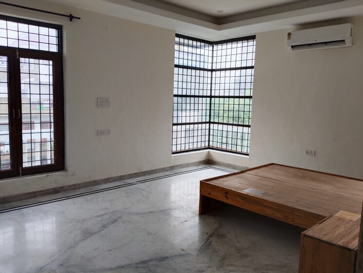 Room, sector 108 6+ Bedroom 450 Sq.Mt. Independent House In Sector 108 Noida 9215239