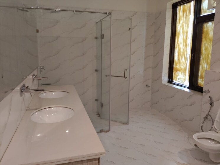 Room, sector 108 6+ Bedroom 450 Sq.Mt. Independent House In Sector 108 Noida 9215239