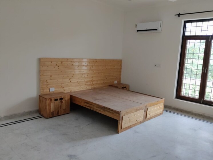 Room, sector 108 6+ Bedroom 450 Sq.Mt. Independent House In Sector 108 Noida 9215239