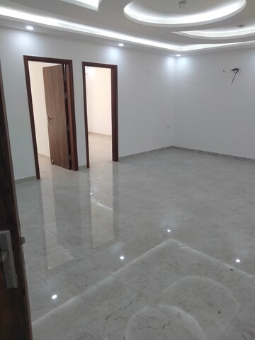 Room in 4 BHK Apartment at Uninav Utopia, Morti – for Sale