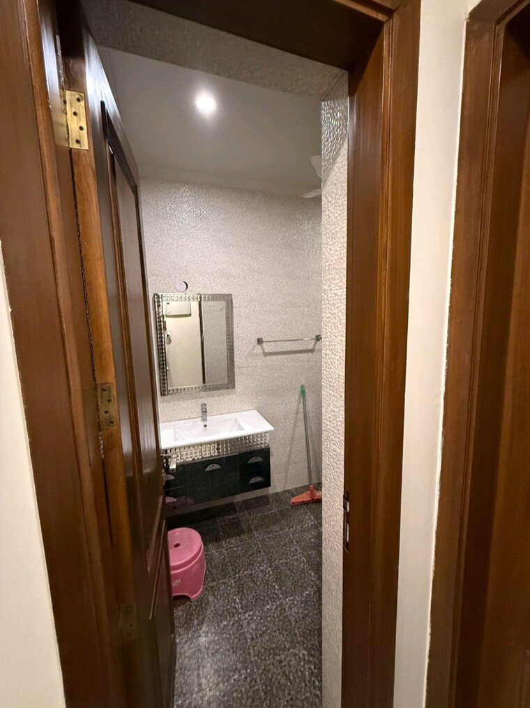 Bathroom, vasant kunj 3 Bedroom 1800 Sq.Ft. Builder Floor In Vasant Kunj Delhi 9215272