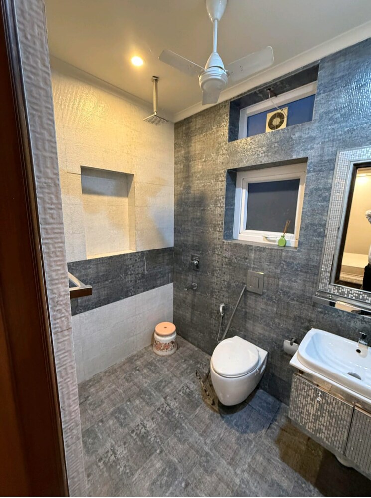 Bathroom, vasant kunj 3 Bedroom 1800 Sq.Ft. Builder Floor In Vasant Kunj Delhi 9215272