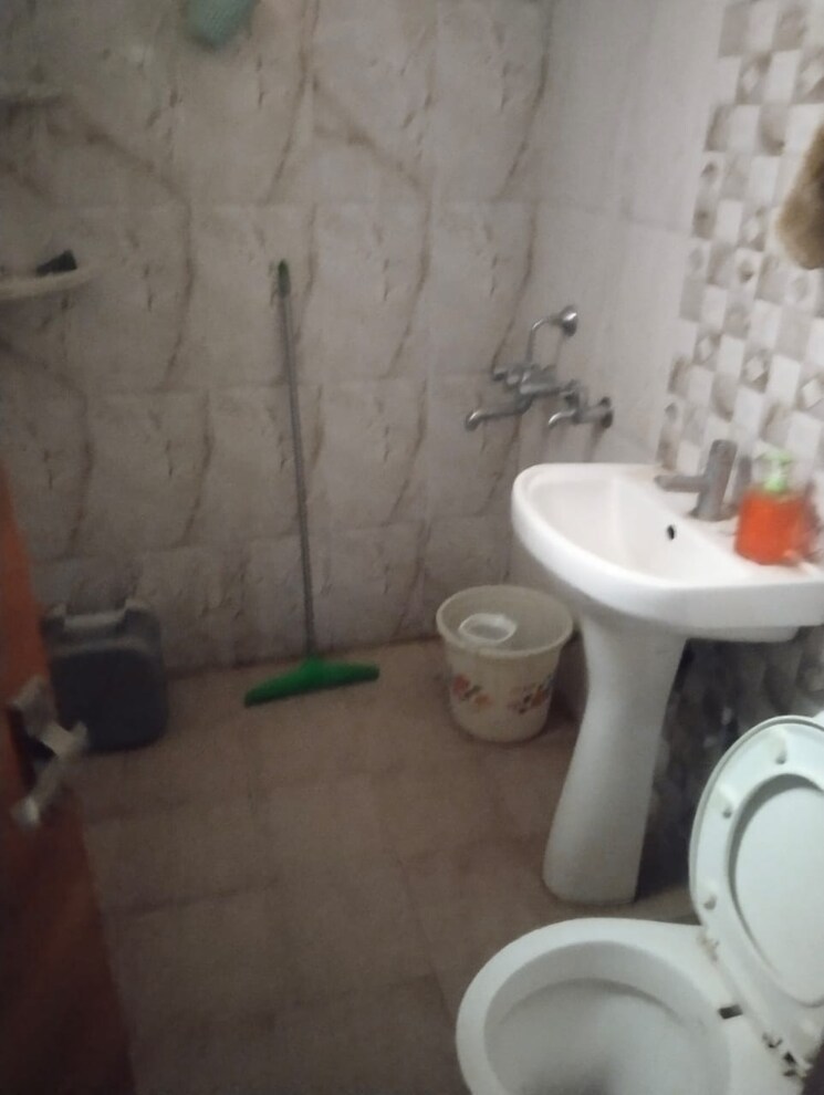 Bathroom, pir machalla 3 Bedroom 1350 Sq.Ft. Apartment In Pir Machalla Zirakpur 9215275
