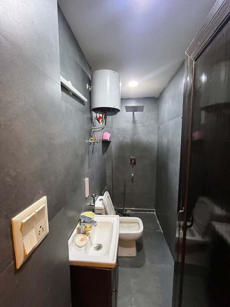 Bathroom, vasant kunj 3 Bedroom 2000 Sq.Ft. Builder Floor In Vasant Kunj Delhi 9215386