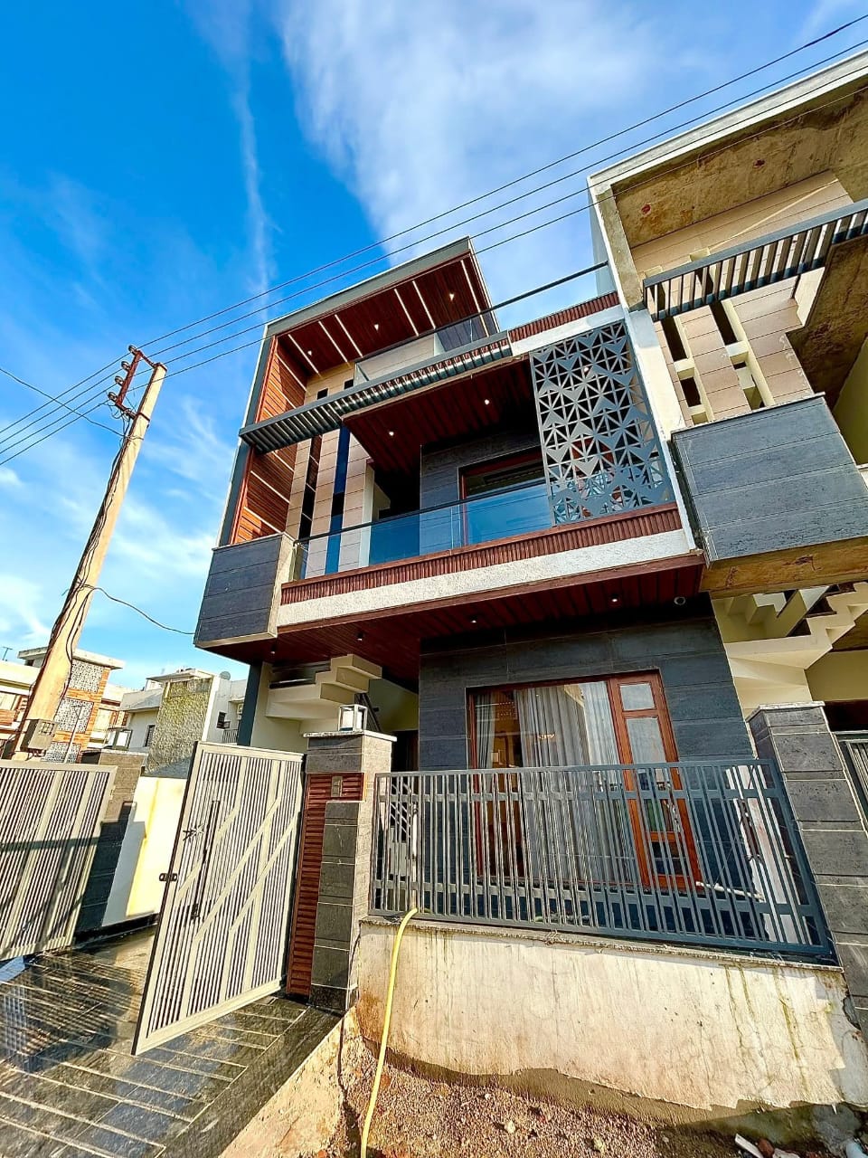 4 BHK + Pooja Room,Servant Room,Study Room,Extra Room Independent House For Sale in Sunny Enclave 