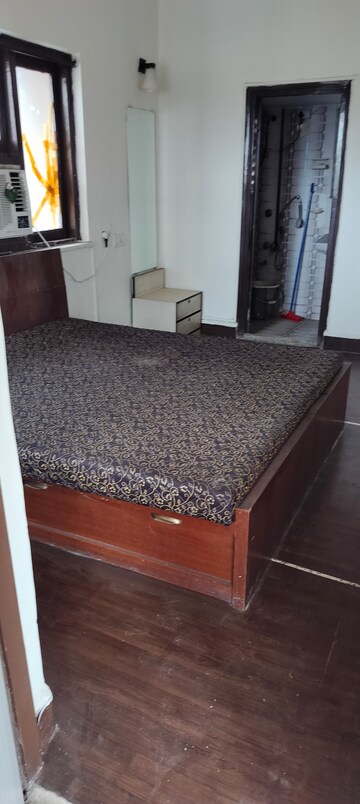 Bedroom in 2 BHK Apartment at Sunny Side Apartment, Andheri West – for Rent