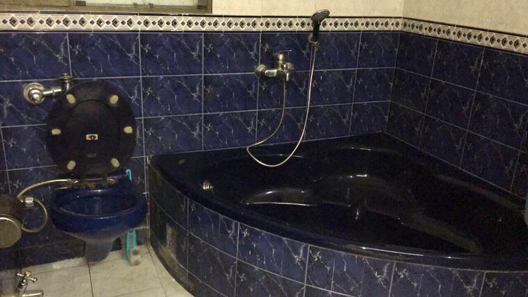 Attached Bathroom, green park 3 Bedroom 340 Sq.Yd. Builder Floor In Green Park Delhi 9215485