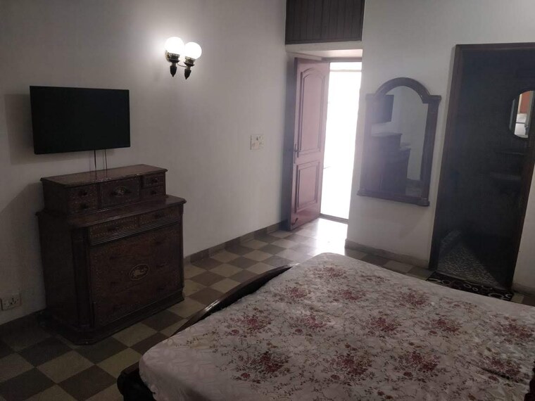 Bedroom, green park 3 Bedroom 340 Sq.Yd. Builder Floor In Green Park Delhi 9215485