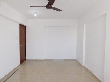 Room in 2 BHK Apartment at Hum Solaris, Kandivali West – for Sale