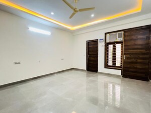 Room in 4 BHK Builder Floor at Vasant Kunj – for Rent