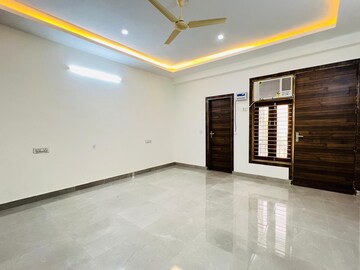 Room in 4 BHK Builder Floor at Vasant Kunj – for Rent