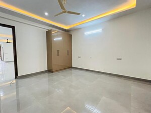 Room in 4 BHK Builder Floor at Vasant Kunj – for Rent