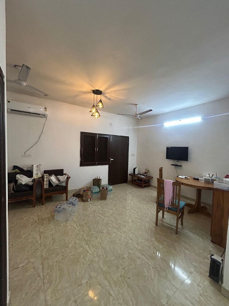 Living Room, safdarjung enclave 2 Bedroom 150 Sq.Yd. Builder Floor In Safdarjung Enclave Delhi 9215572