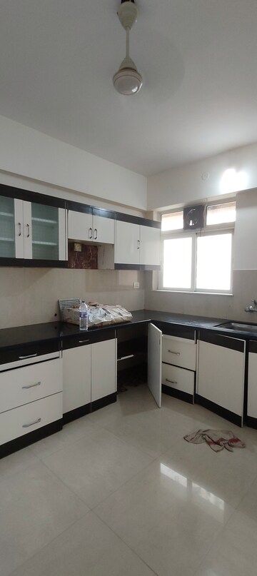 Kitchen in 3.5 BHK Apartment at Hiranandani Meadows, Manpada – for Rent