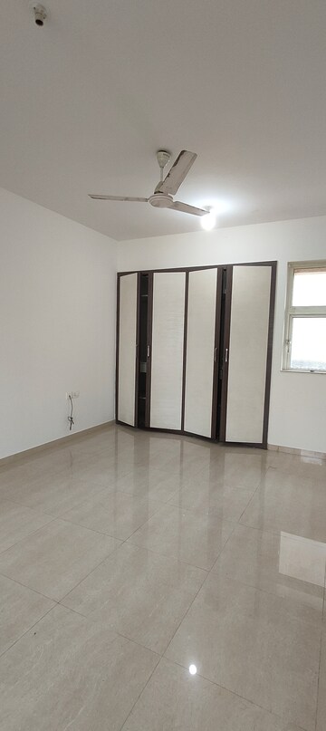 Room in 3.5 BHK Apartment at Hiranandani Meadows, Manpada – for Rent