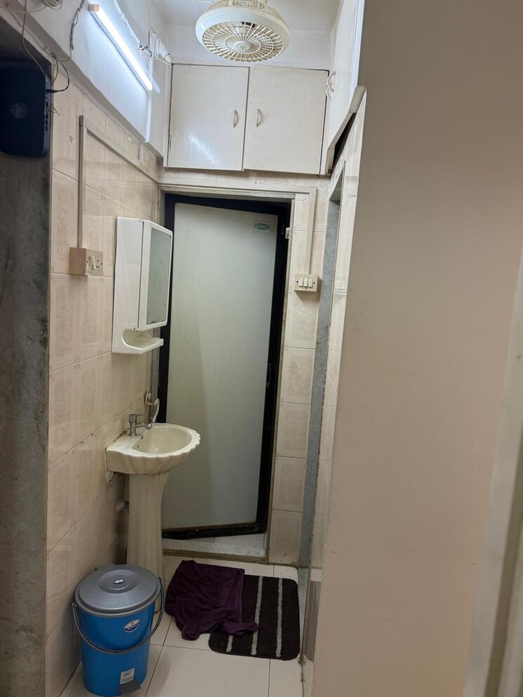 Bathroom, lokhandwala-complex 1 Bedroom 550 Sq.Ft. Apartment In Andheri West Mumbai 9215865