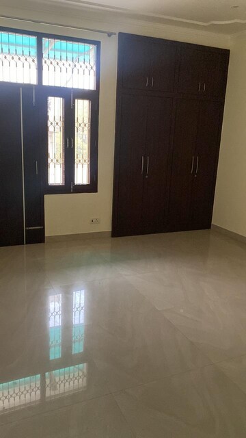 Room in 3 BHK Apartment at Arun Vihar Sector 37, Sector 37 – for Rent