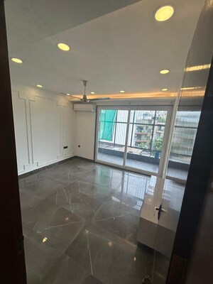 Balcony in 3 BHK Builder Floor at Vipul World Floors, Sector 48 – for Rent