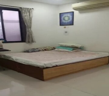 Bedroom in 2.5 BHK Apartment at Parel – for Rent