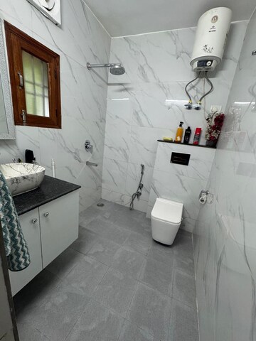 Bathroom in 4 BHK Apartment at Sarita Vihar Pocket-C RWA, Sarita Vihar – for Sale