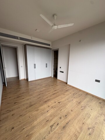Room in 4 BHK Apartment at Seasons Height, Santacruz West – for Rent