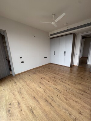 Room in 4 BHK Apartment at Seasons Height, Santacruz West – for Rent