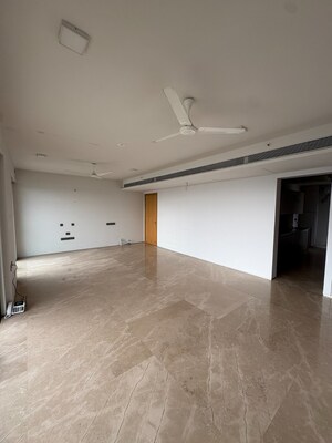 Room in 4 BHK Apartment at Seasons Height, Santacruz West – for Rent