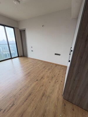 Room in 4 BHK Apartment at Seasons Height, Santacruz West – for Rent