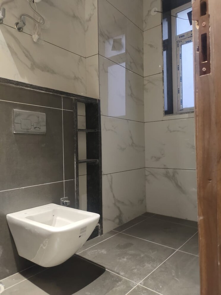 Bathroom, east of kailash 3 Bedroom 1800 Sq.Ft. Builder Floor In East Of Kailash Delhi 9216332