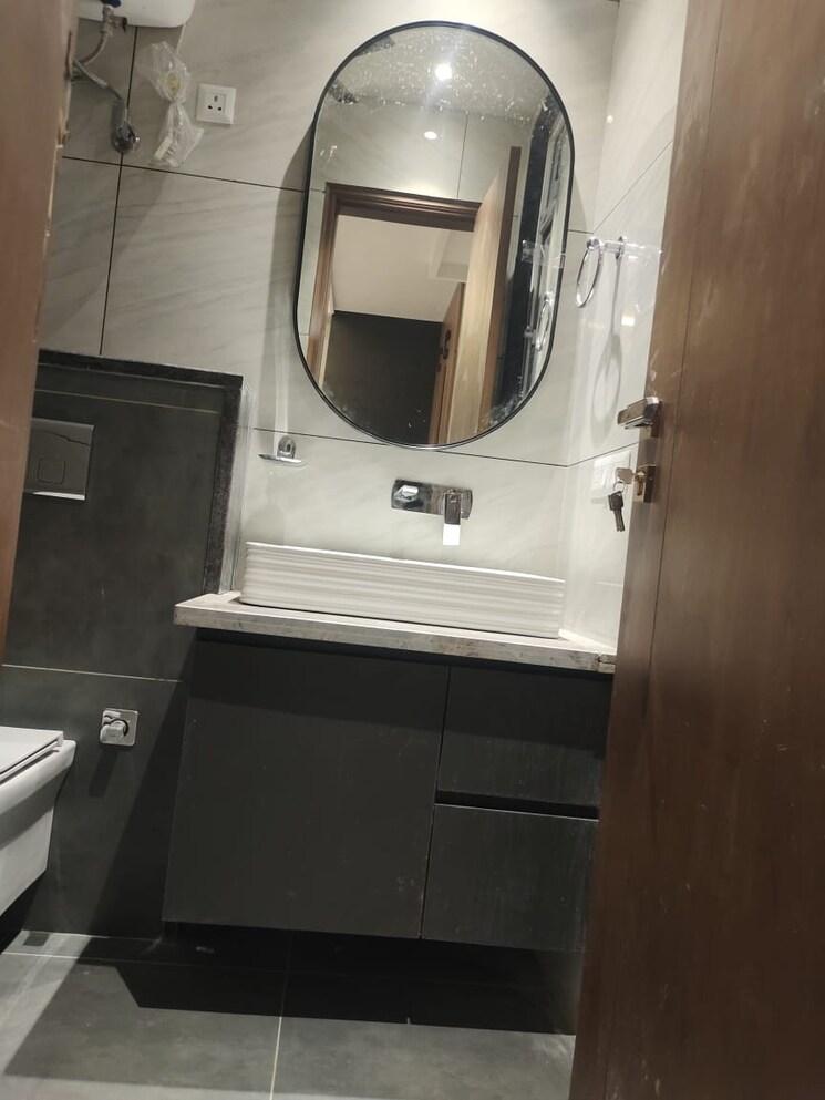 Bathroom, east of kailash 3 Bedroom 1800 Sq.Ft. Builder Floor In East Of Kailash Delhi 9216332