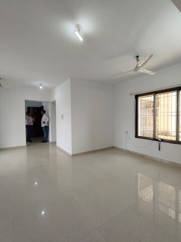 Room in 3 BHK Apartment at Cosmos Jewels, Ghodbunder Road – for Rent