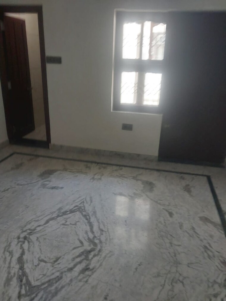 Room, sector 9 3 Bedroom 250 Sq.Yd. Independent House In Sector 9 Faridabad 9216334