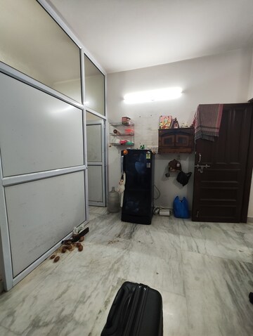 Room in 1 BHK Apartment at Katwaria Sarai – for Rent