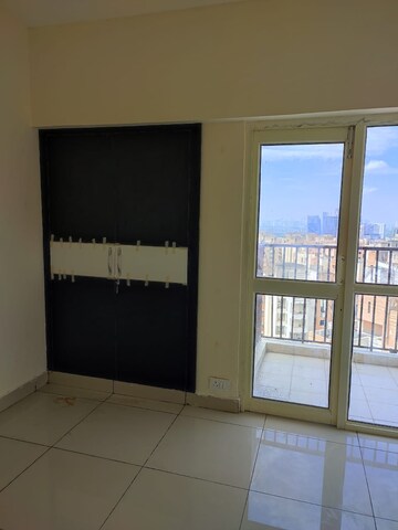 Room in 2 BHK Apartment at Panchsheel Greens, Sector 16 Greater Noida – for Rent