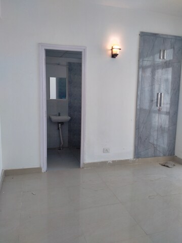 Room in 2 BHK Apartment at Suncity Avenue 76, Sector 76 – for Rent