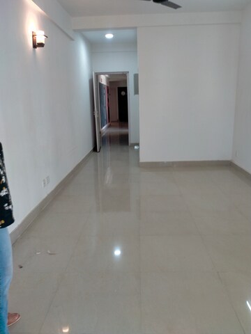 Room in 2 BHK Apartment at Suncity Avenue 76, Sector 76 – for Rent