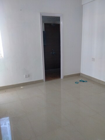 Room in 2 BHK Apartment at Suncity Avenue 76, Sector 76 – for Rent